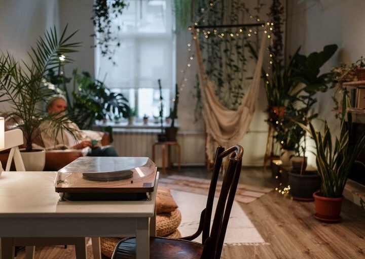 Simple Tips for Creating a Cozy and Inviting Home Atmosphere