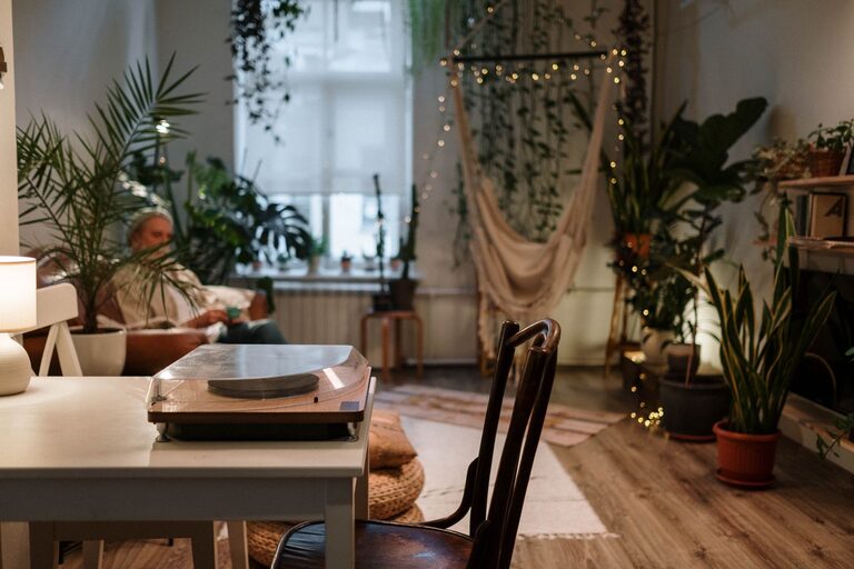 Simple Tips for Creating a Cozy and Inviting Home Atmosphere